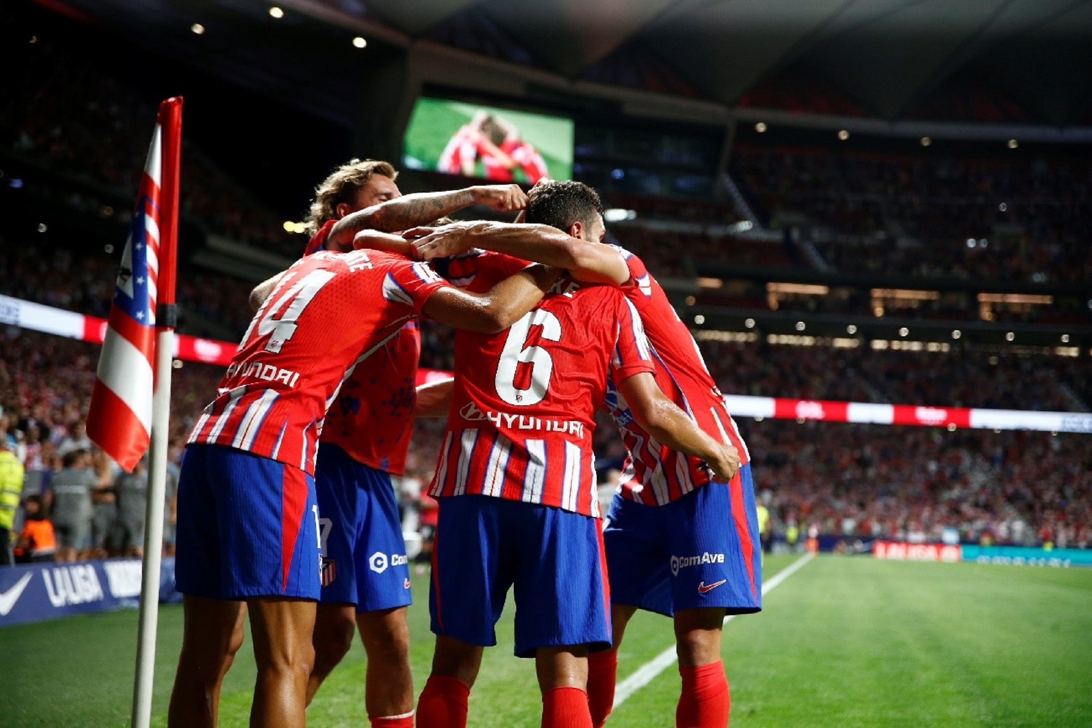 A picture of Atlético de Madrid players gathered around on the field