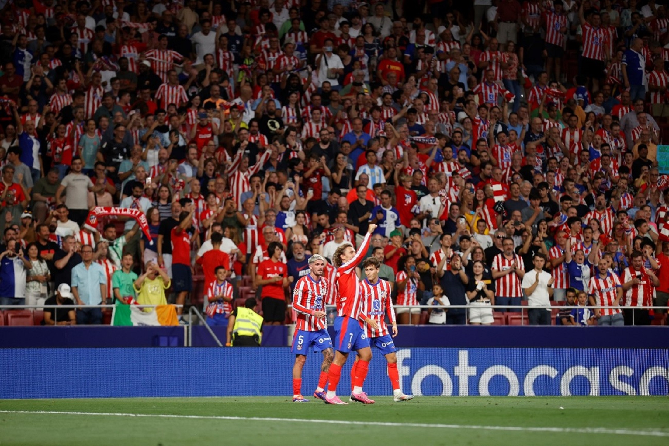 A picture of Atlético de Madrid players celebrating on the field